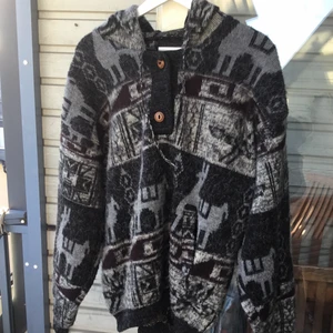 En hoodie tröja  - Unik, sexig, stylig och fashionabla  hoodie tröja som är användande 3 dager.i mycket bra skick och passar till allt.Man kan ha den i olika stiler eg sitter som översize,man kan ha den som en topp.Because it has ropes which can  be pullled up .Den passar jättebra till all årstiden.Ny pris 1999 .tsk från xs_ L beror på hur man vill ha på si