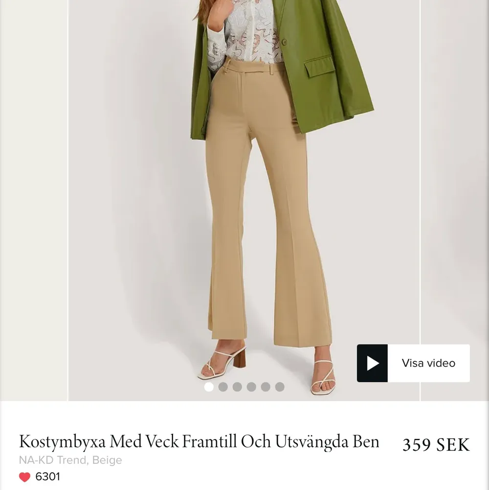 Beigea kostymbyxor från Na-kd som är helt oanvända med prislappen kvar. De är i Stolek 34. 250kr+ 48kr i frakt. Skriv privat för egna bilder på dom. Jeans & Byxor.