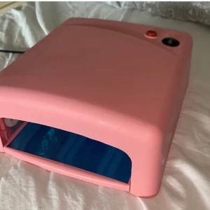 UV-lampa - En välfungerande UV-lampa. Endast använd max 2 gånger. Säljer pga att jag inte bygger naglar längre. Finns även olika funktioner med timer osv, även uttagbar platta så man kan rengöra den. Kom med eget pris! 🤍