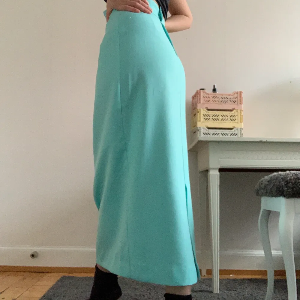 Säljer denna lång läckra kjolen! Jag är 175 o den är ovanför fötterna på mig så den är kanska lång med en lite slit längst ned där bak! Knappt använd och är i ganska bra skick!💓. Kjolar.