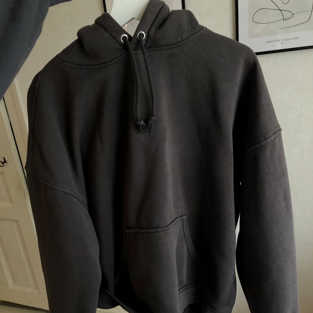 Mörkbrun/grå oversized hoodie från BIK BOK😜 Använt den väl men är ändå i mkt bra skick, skulle jag säga. Säljer pga stor garderobsrensning🙏🏻 Tycker om den mkt men tror att någon annan kan få större användning av den. Kontakta mig vid intresse eller lägg ett bud🖤 Högsta bud är nu uppe i 165kr + frakt🤎. Huvtröjor & Träningströjor.