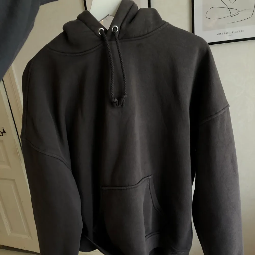 Mörkbrun/grå oversized hoodie från BIK BOK😜 Använt den väl men är ändå i mkt bra skick, skulle jag säga. Säljer pga stor garderobsrensning🙏🏻 Tycker om den mkt men tror att någon annan kan få större användning av den. Kontakta mig vid intresse eller lägg ett bud🖤 Högsta bud är nu uppe i 165kr + frakt🤎. Hoodies.