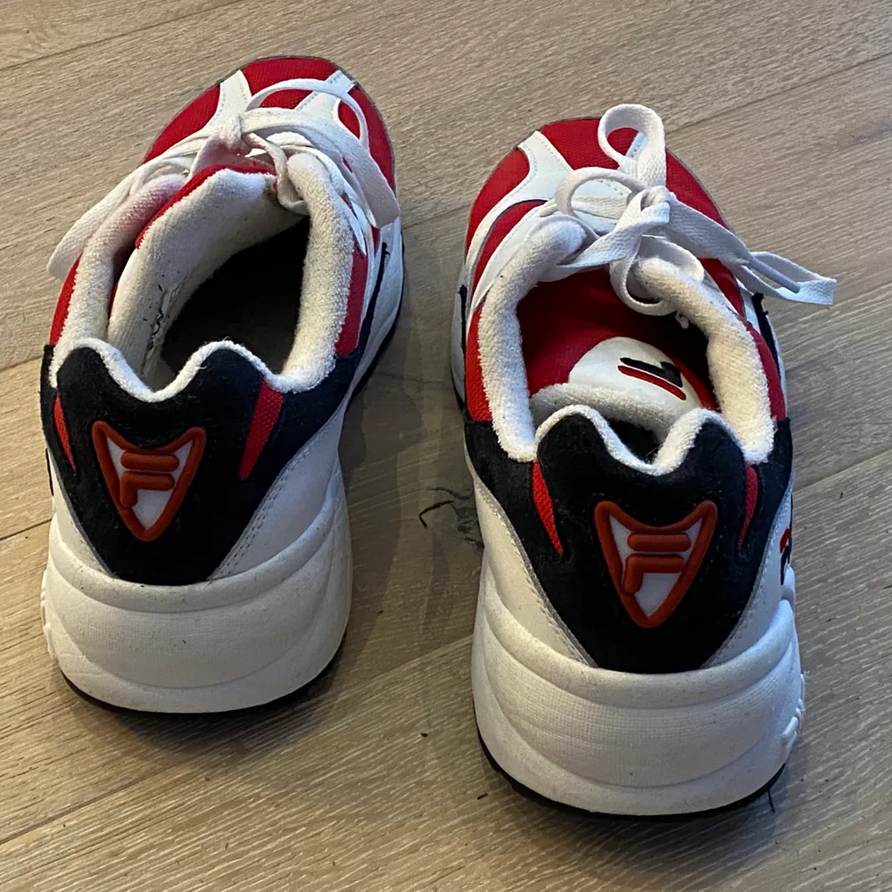 👟 Fila Venom sneakers lätt använda i nyskick. Storlek 42, 💵 Nypris ca 1000kr. 📦 Köparen står för frakt 📦 . Skor.