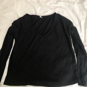 svart tröja - pris diskuteras samt leverans