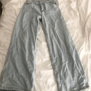 Ljusa Jeans - säljer jeansen pga att de är för stora pris diskuteras inklusive leverans
