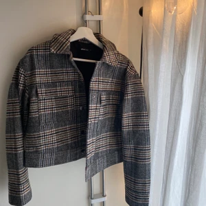 Rutig jacka Gina Tricot - Trendig rutig jacka från Gina Tricot! Supersnygg att bära nu i vår och den är så gott som ny. Den kommer inte till användning och därav säljer jag den. Jackan är i M men skulle passa alla storlekar. (220kr för jackan och frakt)