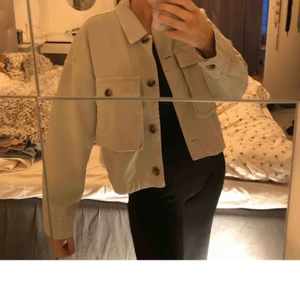 Jacka från zara - Superfin vårjacka från zara, använd ett fåtal gånger så den är som ny!🥰