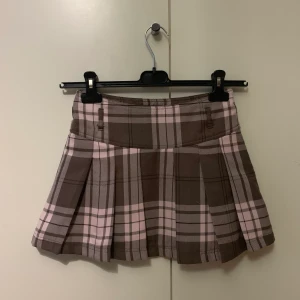 Kjol i storlek xs - Kjol i storlek xs, fin skick, finns hämta i Stockholm, kan även skicka via post