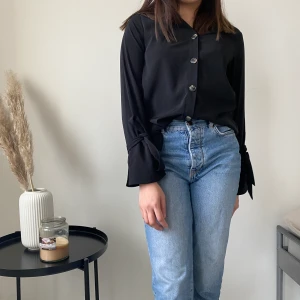 Svart blus med detalj arm - Jätteskön och stilig blus med knyt detalj på ärmarna