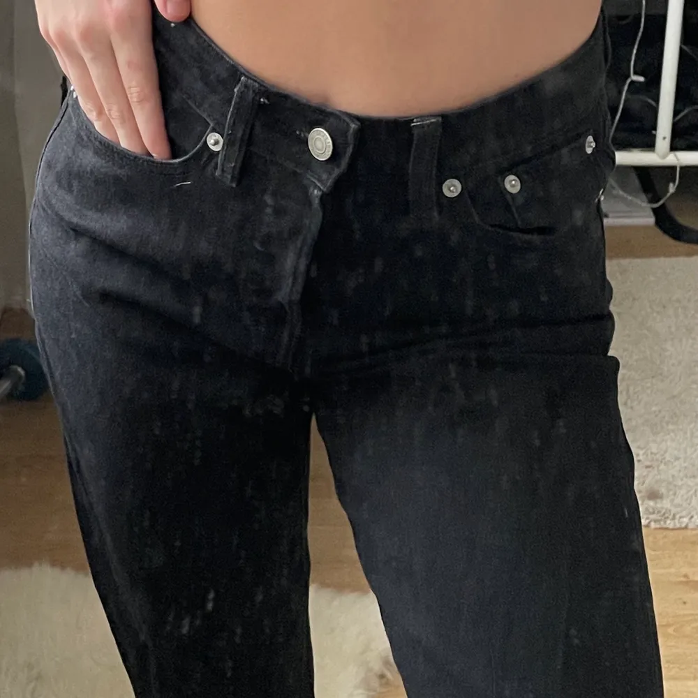 Svarta mom jeans ifrån Lager 157. Har aldrig använt dem så dem är i jätte bra skick💘. Jeans & Byxor.