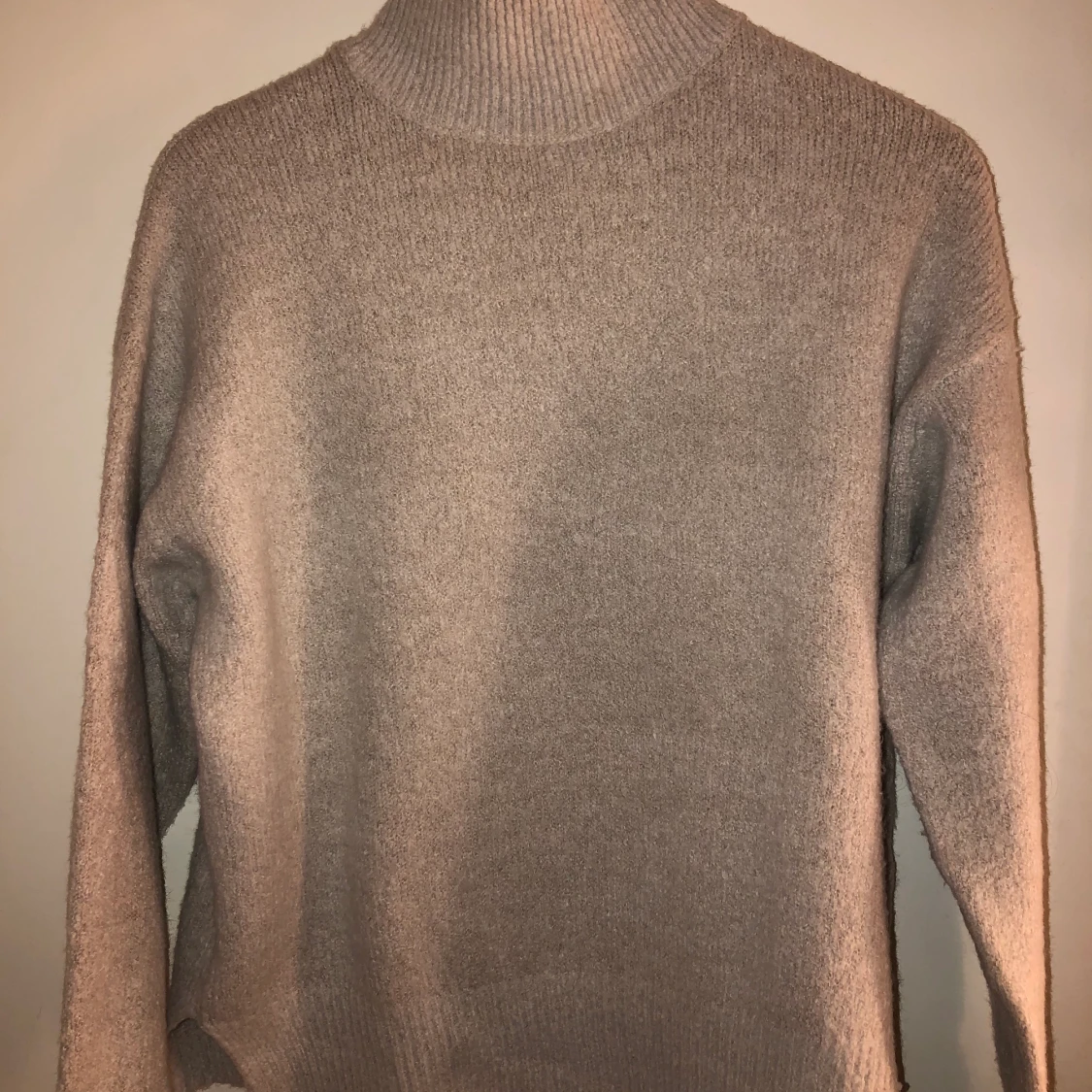 Beige stickad tröja med krage