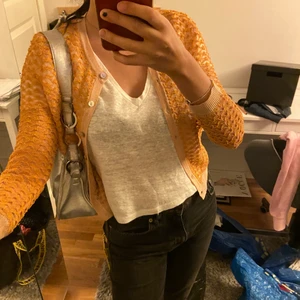 Liten cardigan - SUPERSÖT orange och gul liten tröja/cardigan lite genomskinlig från Zara🧡🧡💛💛🧡 Knappt använd🥰