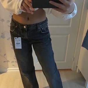 Säljer dessa trendiga, snygga zara jeans med en låg midja. (Lånade bilder) Köpta här på plick och helt oanvända då jag insåg att jag redan har dessa jeans. Passar upp till 172 cm skulle jag säga och passar storlek 36-40