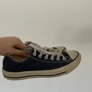 Low top navy converse - Fint skick, syns att dem är använda några gånger. Strl 37. Köpta för 699 kr. 