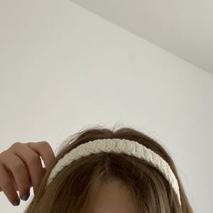 Custom pannband💕 - Säljer dessa pannband som jag virkar själv💕 Är väldigt sköna och enkla att justera då det finns snören att knyta med. Gör en outfit! Färgerna på bild tre är de jag har på lager men andra kan fixas om så önskas💘 Frakten ingår i priset. 