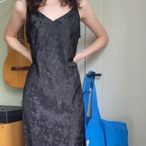 Slip-dress - Så vacker slip-dress med blommönster. Så fint i sommar när solljuset träffar klänningen 🥰 Den har snörning längsmed sidorna som blir så snyggt! Säljer då den inte riktigt är min stil men kunde inte motstå att köpa den 😔    Budgivning ifall flera är intresserade.