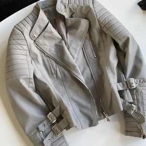 Skinnjacka  - Är ej andvänd i storlek 38 original pris 699kr