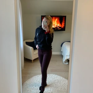 Vinröda jeans - Snygga jeans som jag aldrig använt, sitter riktigt bra och är väldigt sköna. Diskret men snygg färg, riktigt mörk vinröd. Säljer då de aldrig används, Storlek 36