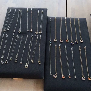 Halsband olika och olika färger - Väldigt fina och nya smycken i olika färger