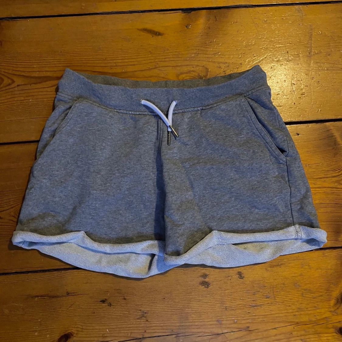 Gråa mjukisshorts från soc. Storlek 36