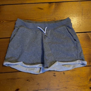 Gråa mjukisshorts från soc. Storlek 36 - Gråa jättesköna mjukisshorts från soc
