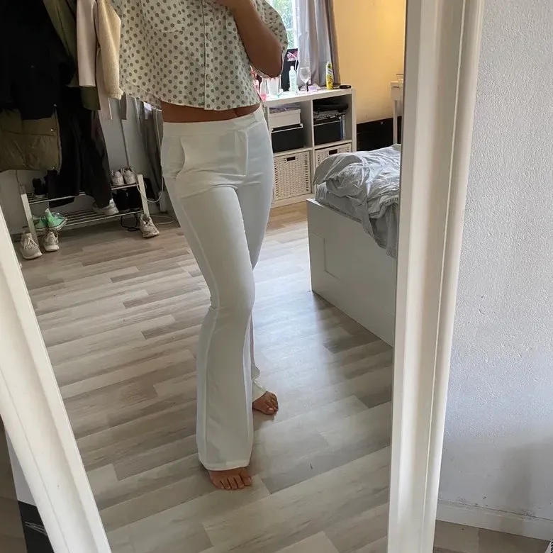 Jättefina vita kostymbyxor! Väldigt sköna och snygga! Köpte på plick men säljer på grund av att de är förstora😕. Storlek s men är som m. 160 + frakt!💕 Kontakta mig privat för frågor eller vid intresse😊(OBS!! Lånade bilder!!). Jeans & Byxor.