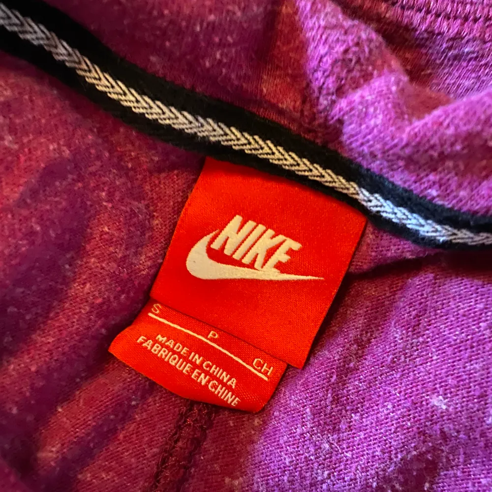 Jättefin hoodie från Nike. Funkar både till träning och till vardags. I mycket bra skick. . Hoodies.
