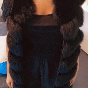 Pälsväst  - Säljer en pälsväst i äkta päls, passar strl S/M. Längre modell