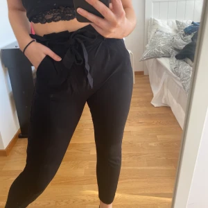 Kostymbyxor - Jättefina kostymbyxor från Vero Moda. Jättemjukt material och väldigt fin passform! Strl S/32 men är väldigt stretchiga så passar även mig som brukar ha M. Bra skick och säljes pga lite för korta i benen för min smak (är 165cm). Nypris 399:- Kan fraktas eller mötas upp i Örebro