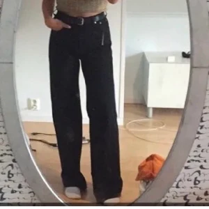 Ace jeans 28/34 - Säljer mina Ace jeans från weekday, fint skick!! Jag har lagt upp dem någon centimeter så att de går till marken på mig som är 173 cm lång☕️