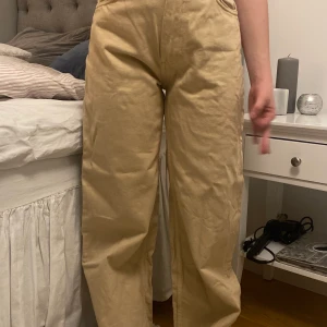Mobil jeans - Jättefina beigea monki jeans. Stl 28 men har ett snöre i midjan så dom passar även mindre. Lite korta för mig som är 176. Skriv privat för mer bildrr