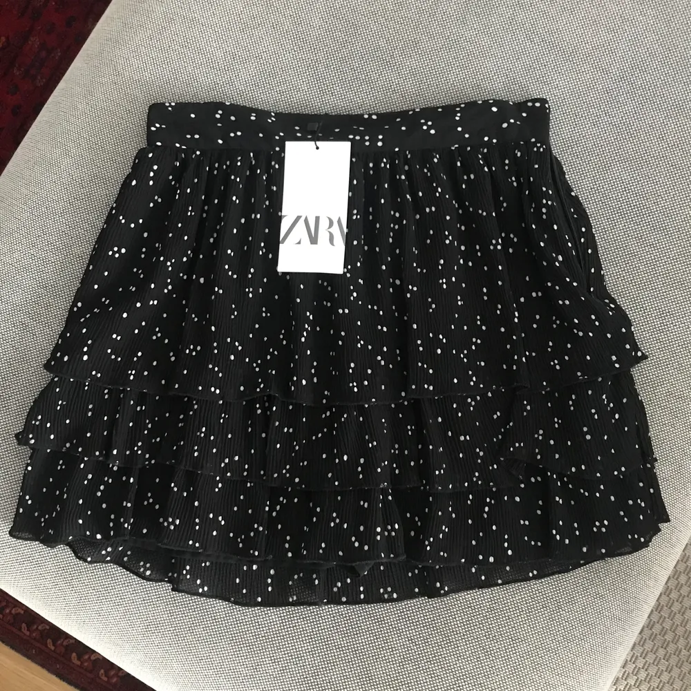 zara kjol med prickar❤️ prislapp kvar⚡️buda! har jätte fina nya blusar också så checka in det 😇😇😇 KÖP DIREKT FÖR 200kr🧚🏼‍♀️ . Kjolar.