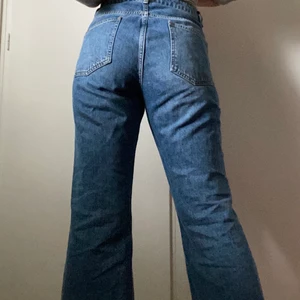 Flared jeans - Jeans från asos, köpta på tradera! Säljer då dom är lite stora i midjan. Lite flared, slutar lite ovanför ankeln, också frayed längst ner.💘✨