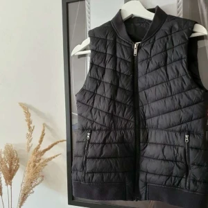 Väst - En fin svart väst från Everest. Perfekt nu till våren🧡💕 väldigt bra skick då den bara är använd ett fåtal gånger. Det är stl 36, men sitter mer som en 34.Hör av er om ni önskar mer information eller bilder! 