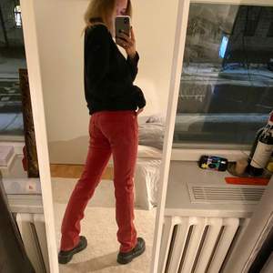 Kollar intresset för dessa sjukt snygga röda vintage Levi’s jeans. W28 L32. Fråga för fler bilder 💯 Säljer endast vid bra pris 