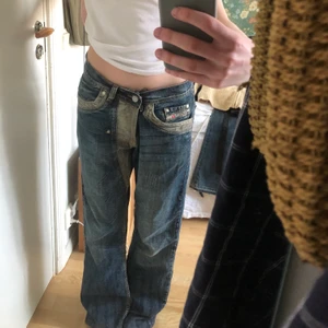 Baggy diesel jeans  - Breda diesel byxor i strl 34 på bilden har jag det här ”knapptricket” vilket gör att det även passar för 27 och upp i midjan, på 174 passar de superbra i längden