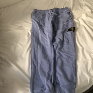 Stone Island sweatpants - Storlek L köpt för 2500 på nk passar mig bra (180) knappt använda. Öppen för bud!