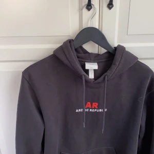 Hoodie  - Hoodie med tryck både fram och bak! 