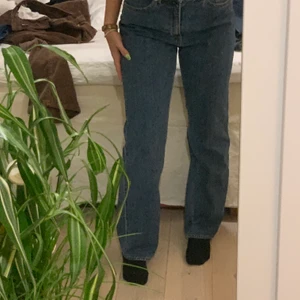 Mörka lightwashed jeans från monki (midwaist) - Straight leg jeans 