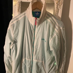 Adidas jacka - Skithäftig luftig vintage Adidas-jacka som är typ vit/genomskinlig på utsidan med grönt innertyg som lyser igenom. 🤩 Sitter snyggt oversized. Skicka DM för frågor eller fler bilder 😍 Jättebra skick 💕