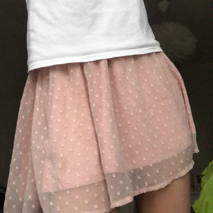 Hm kjol - Säljer denna jätte fina ljusrosa kjol från HM! Super fint skick och ännu finare färg! Passar super bra nu till våren och sommaren💕