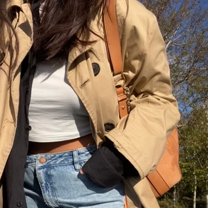 Väska  - Brun/orange väska med gulddetaljer! Bra skick med lite sliten därmed kan priset diskuteras!💕