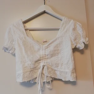 Sommarblus med dragsko storlek S - Superfin sommarblus från SHEIN med dragsko för justering av längd. I nyskick 