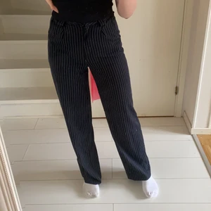 Byxor från nakd - Säljer dessa super fina byxorna från nakd, de är marinblåaa och jag är 170 cm lång och passar perfekt💓120 kr+frakt 