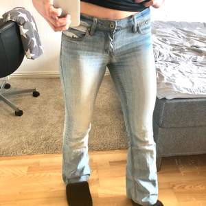 Jättesnygga lågmidjade ljusa jeans, bootcut. Så snygga och passar perfekt vid höften och vid låren. Jeansen är från Ellos i Strl 26/32 (jag är 172-175 cm lång och passar perfekt på mig), säljer dem pga jag inte använder dem. Möts upp eller fraktar! 