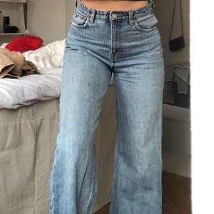 Jeans från Weekday - Jättesnygga vida jeans från weekday, tyvärr för korta på mig, är 173. Skriv för bättre bilder! Säljer för 100kr (kan diskuteras)💙💙 storleken är 28-midja 30-längd