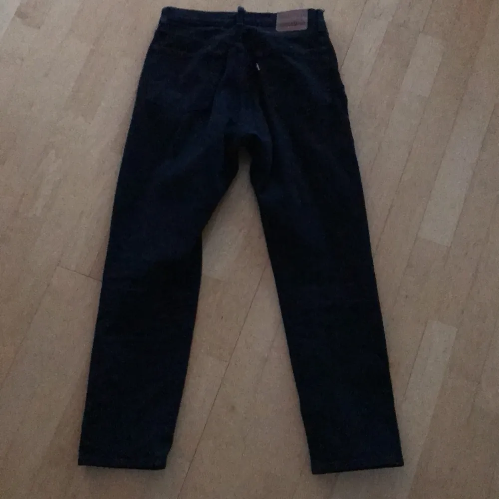 Svarta Levis jeans 501☺️ aldrig använda bra sick ❤️ köpta för 1099kr 🥰 säljer för det är inte min stil🤩. Jeans & Byxor.