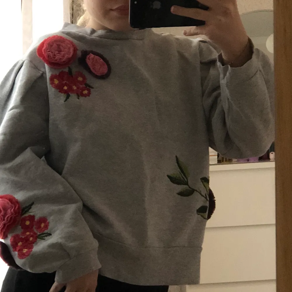 Super gullig och somrig ljusgrå sweatshirt med blom detaljer ifrån Zara. Nästan aldrig använd och den säljs ej längre 💕. Övrigt.