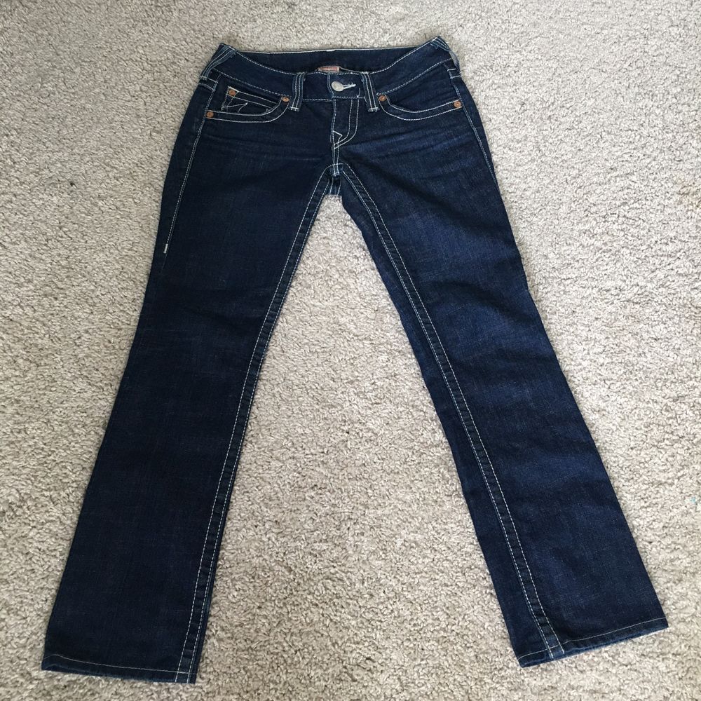 Supersnygga äkta True Religion jeans! Säljer pågrund av de tyvärr är för små för mig. Mörkt tvättade low rise jeans i jätte bra kvalité! Raka i modellen men på mig är det lite bootcut. Skriv till mig privat om du har frågor! Innerbenslängd: 74cm. (Frakt: 96kr ) BUDGIVNING! 🦋. Jeans & Byxor.