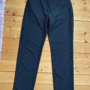 Kostymbyxor  - Säljer dessa superfina kostymbyxor! Köpte dem i en second hand butik i Stockholm men dem är fortfarande i bra skick. Jag är 1,67 lång och på mig slutar byxorna precis under fotknölen!💕